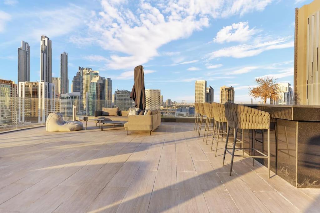Waves - Stylish 13th-floor With Top-notch Amenities Apartment Dubai