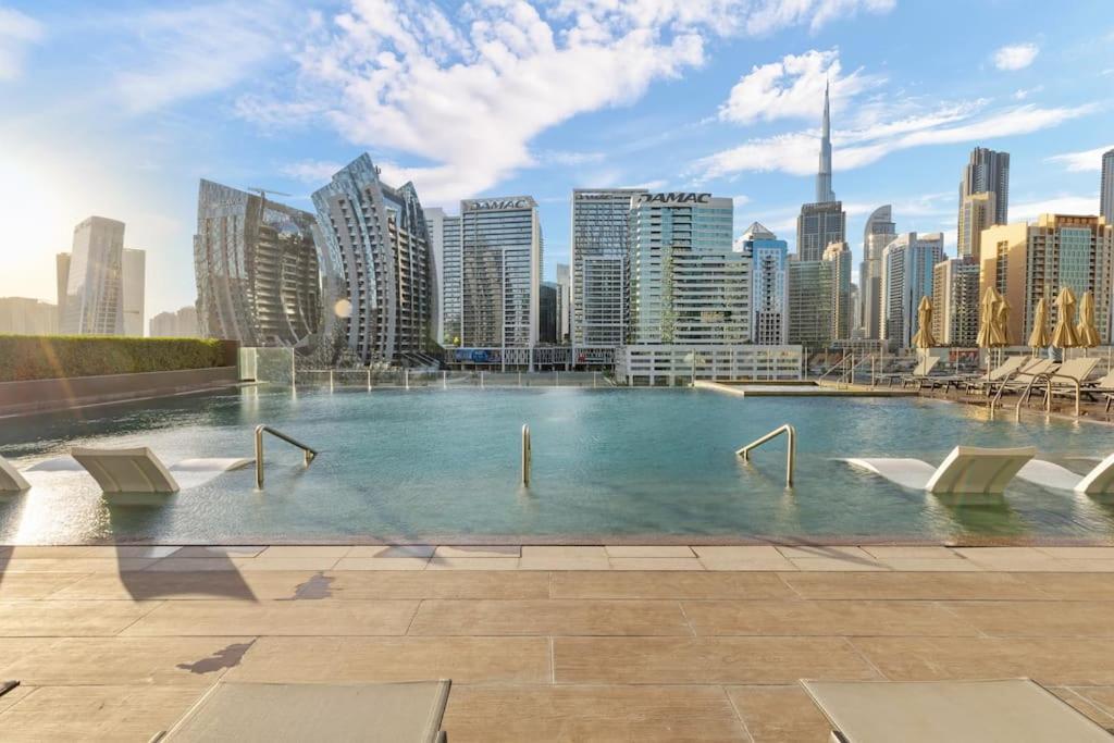 Apartment Waves - Stylish 13th-floor With Top-notch Amenities Dubai