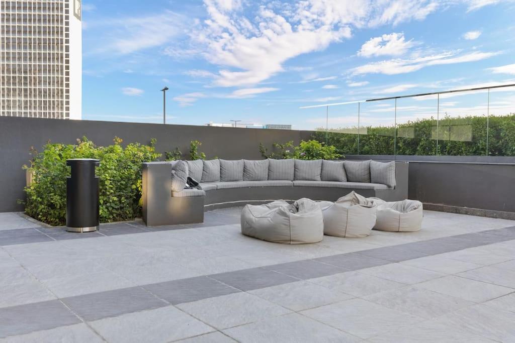 Waves - Stylish 13th-floor With Top-notch Amenities Apartment