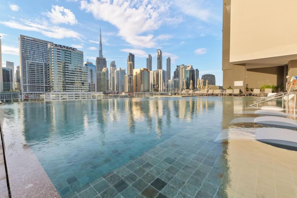 Waves - Stylish 13th-floor With Top-notch Amenities Apartment Dubai