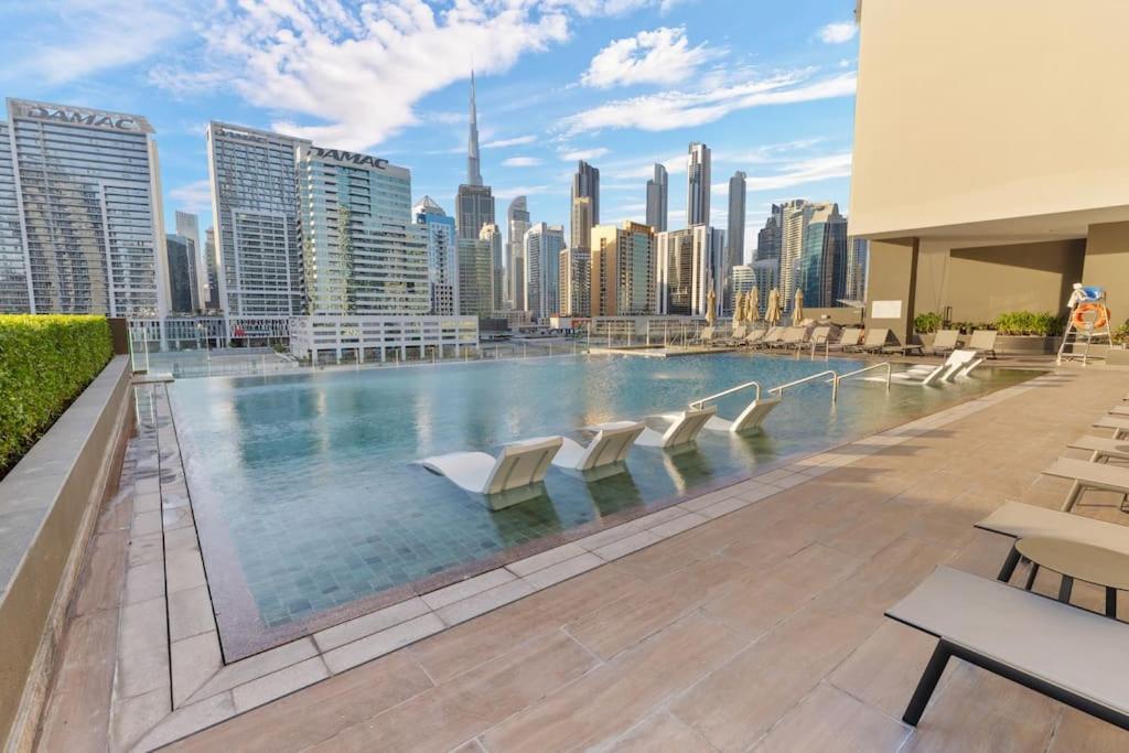 Waves - Stylish 13th-floor With Top-notch Amenities Dubai