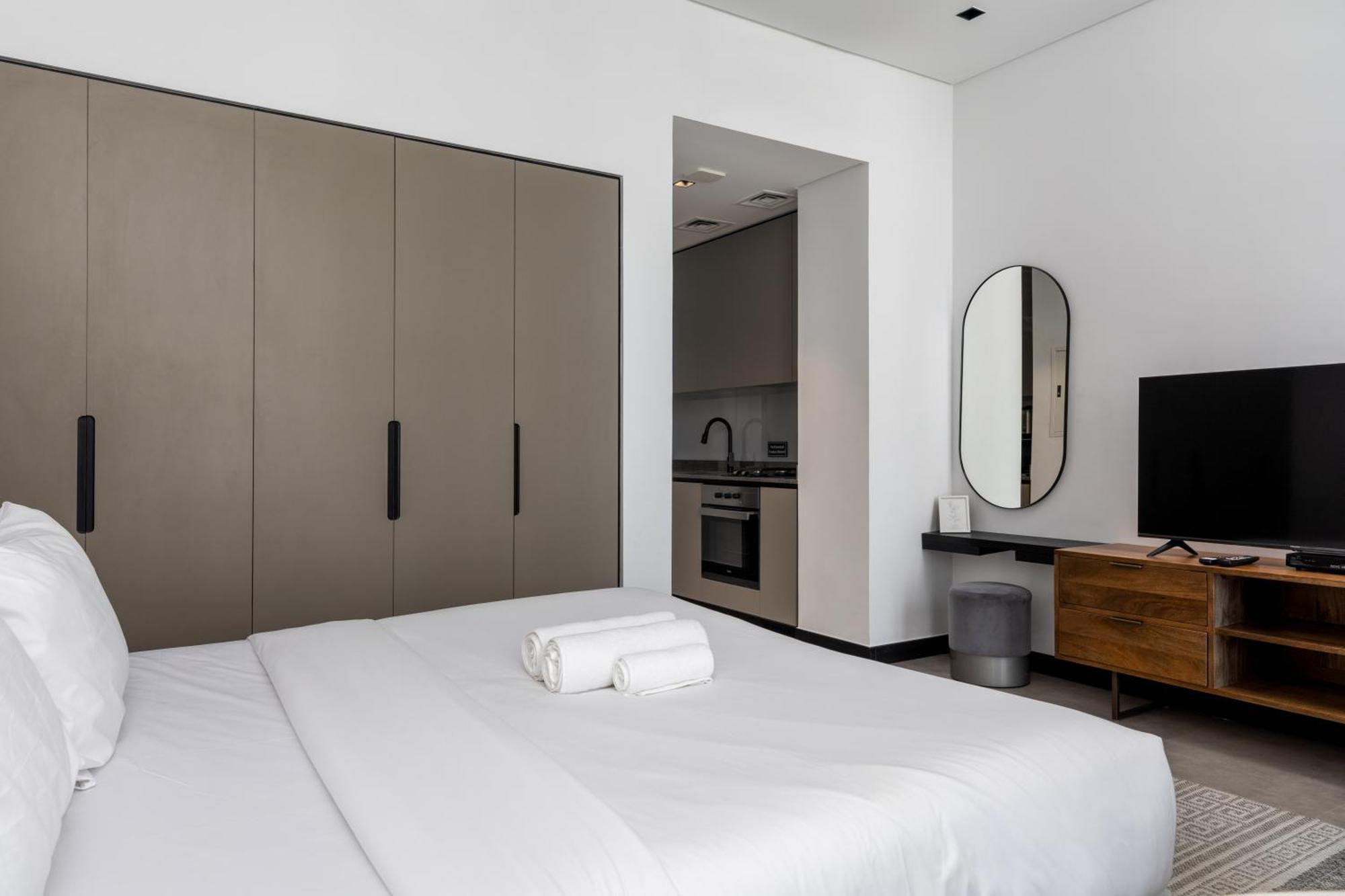 Apartment Waves - Stylish 13th-floor With Top-notch Amenities *