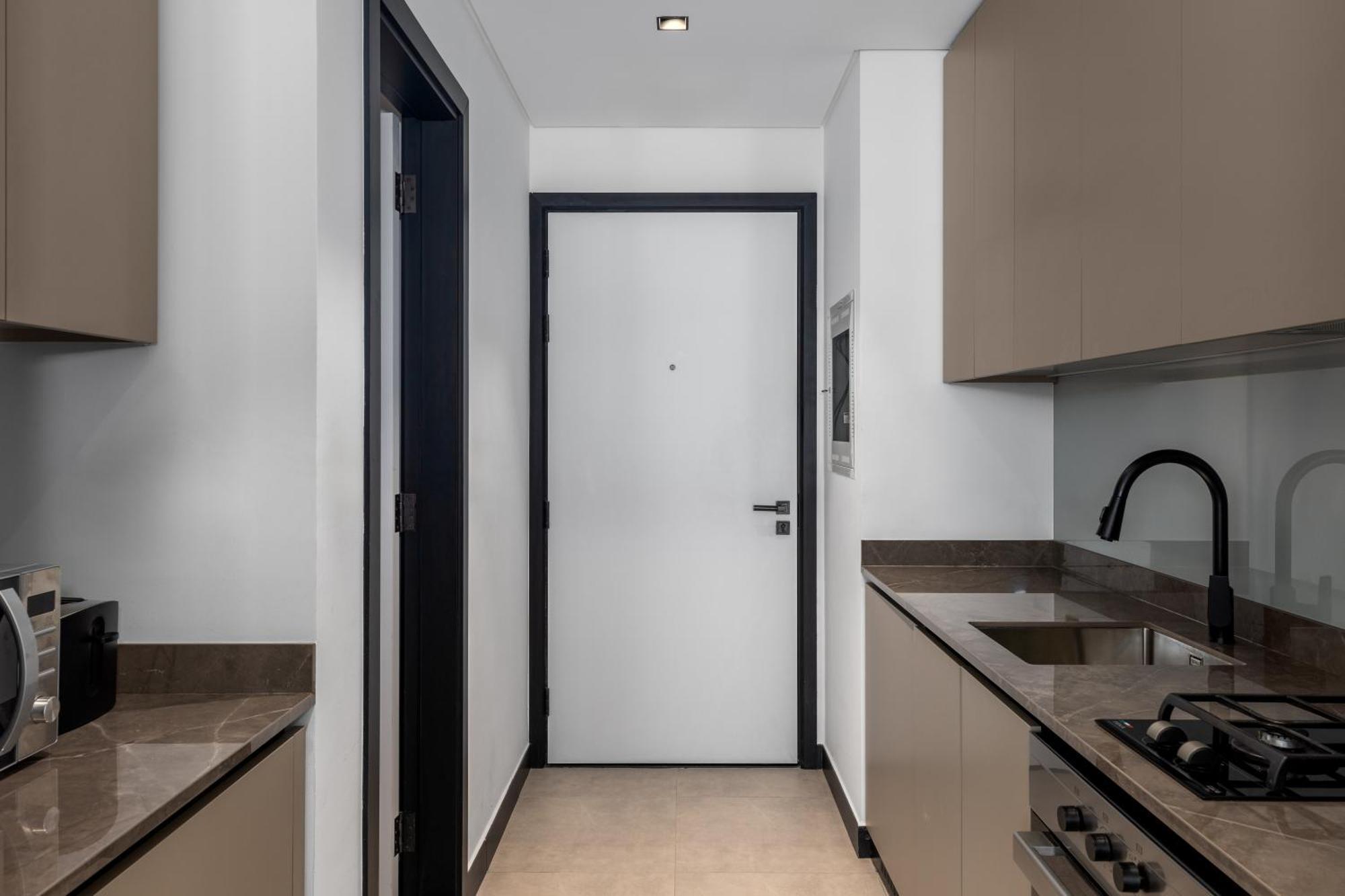 Waves - Stylish 13th-floor With Top-notch Amenities *