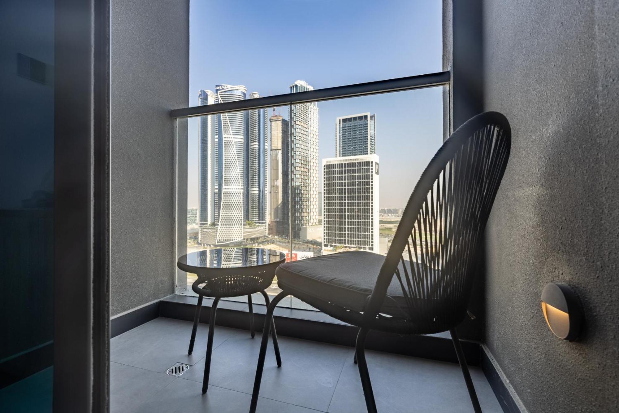 Waves - Stylish 13th-floor With Top-notch Amenities Apartment