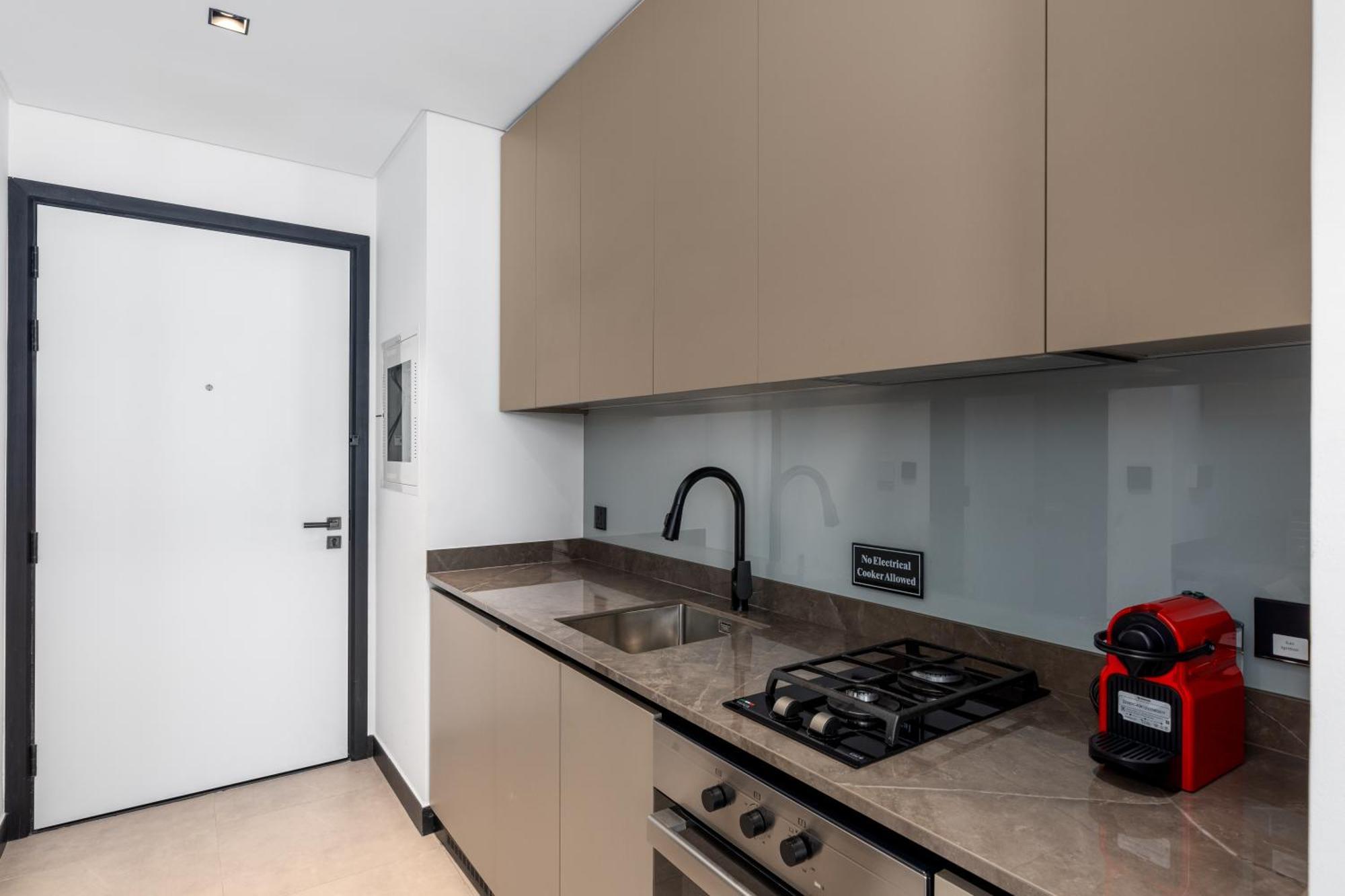 Waves - Stylish 13th-floor With Top-notch Amenities *